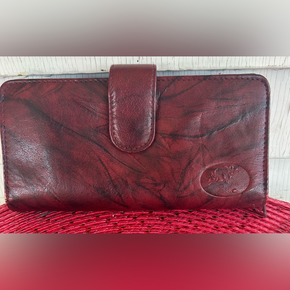 BUXTON RED AND BLACK GENUINE LEATHER BIFOLD WALLET. EUC LOTS OF SPACE!